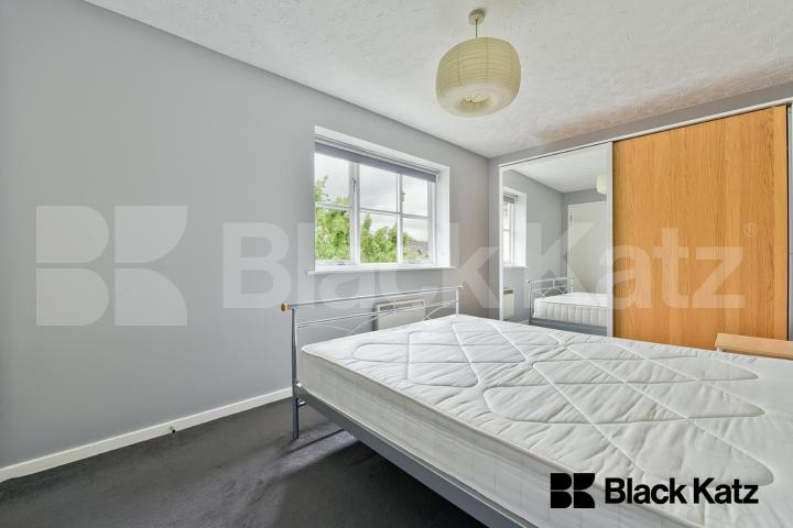  Bright & Airy With Neutral Decor Throughout Blake Court Stubbs Drive, Bermondsey